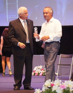 Azkar recibe el premio a la mejor entidad privada colaboradora con el fútbol sala en Galicia 1